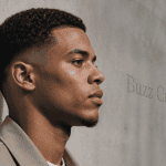 buzz cut cheveux bouclés jeune homme profil