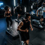 Fitness en musique, groupe en salle, entraînement