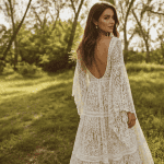 Femme en robe boheme dentelle blanche