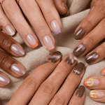Tendance vernis à ongles sur plusieurs mains avec effets variés