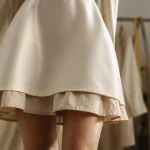 Jupon sous robe courte beige visible sous robe courte, sans transparence
