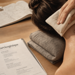 Maux de tete et cervicales : céphalée cervicogénique, auto-massage nuque et compresse chaude