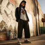 Style skateur homme authentique debout rue urbaine