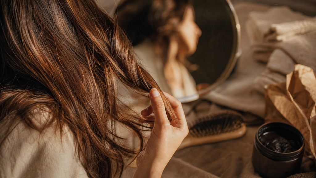 Couleur de cheveux noisette caramel : mèche cuivrée aux reflets dorés