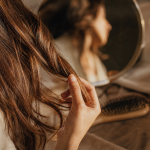 Couleur de cheveux noisette caramel : mèche cuivrée aux reflets dorés