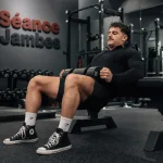 Exercice jambe : hip thrust fessiers, genoux alignés