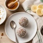 Idées de collations saines : energy balls banane-avoine, skyr et amandes, riches en protéines et fibres