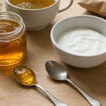Miel fait grossir : une cuillère de miel et comparaison avec yaourt