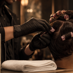 Permanente cheveux homme : boucles sur bigoudis