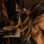 Meche blonde sur du brun : mèches miel, sans effet orange